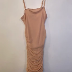 Klänning strlk S - Ljusrosa klänning från SHEIN, den är köpt i strl M men är mer som en XS/S. Aldrig använt. Pris 100kr men kan även sänkas till rimligt pris. 