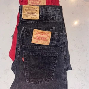 Levi’s jeans 501 550 - 2st Svart / Gråa 550 W30 L32 200kr                                                             1 st Röda 501 W30 L34 200kr                                                 1st 550 Grön/Gråa W30 L32 200kr