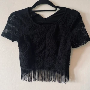 Svart spets magtröja bohemisk strl S - Använt cirka 3 ggr, legat i garderoben sen en sommar tillbaka. magtröja med spetsdetaljer 