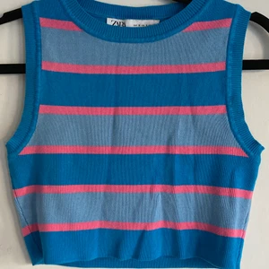 Zara topp  - En färgglad zara topp som är använd ett fåtal gånger och har inga defekter alls. Säljer p.g.a att den är för liten. Skriv för fler bilder eller frågor 😊