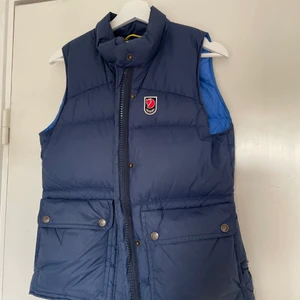 fjällräven väst - intressekoll på min fina fjällräven väst som är lite för liten för mig. Den är i jätte bra skick och perfekt nu till våren.💞