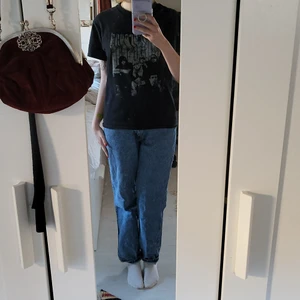 Fina högmidjade jeans!! - Jeans köpt från humana :) jättefina men kommer aldrig till användning. Står att det är från något märke som heter "optional blue's". Passar mig perfekt, brukar ha 36-38 i byxstorlek och är 165 cm lång.