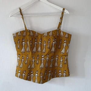 Gul topp - Mår SKIT över att jag växt ur denna🥵😭🤬 hur snygg som helst och har en sån smickrande passform! Ljusare i färgen än vad som framgår och ahr inga som helst defekter. Köpt på beyond retro och har ingen lapp på insidan men skulle uppskatta den som en S- liten M🥰 Frakt ingår i priset