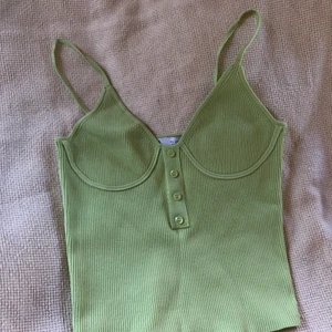 Topp från Zara - Hej! Säljer denna superfina slutsålda topp från Zara. Tyvärr aldrles för liten för mig. Den är endast testad inte använd. ⚠️Budgivningen avslutas på Söndag (20/2), högst bud vinner och köper⚠️ vid frågor hör gärna av er!🥰 köpren står för frakten!! 