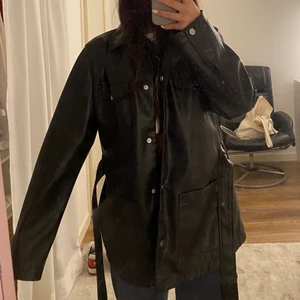 Jacka  - Skin jacka från hm som också tål regn, den är ganska så tunn. Den är inte alls sliten då jag inte använt den så mycket. Man kan även ta ut snöret om man vill det. 