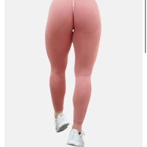 Xshapes sweety bum - Ett par nya tights från xshapes, stl S. Helt nya oanvända. Orginalförpackning medföljer. Dock är det små prickar på ena benet (måste vara något från produktion). Säljes pga att de inte satt som jag tänkt  Nypris 549kr+79 kr frakt