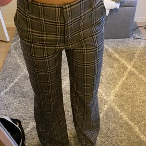 Kostymbyxor  - Säljer nu dessa randiga/rutiga kostymbyxor, säljer dom då de inte kommer till användning. Sitter väldigt perfekt och är väldigt fina ä. Kontakta för mer bilder om det behövs 