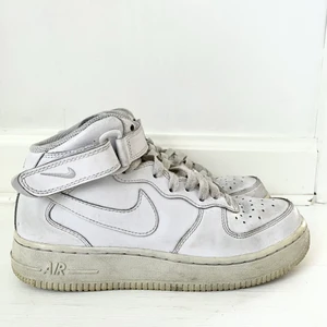 Nike air force 1 - Höga nike air force i storlek 38. Lite smutsiga men kan tvättas. Använda under en kort period, inte alls utslitna. 150kr