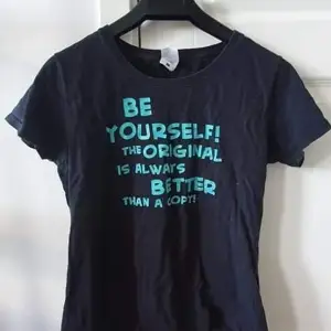 Svart t-shirt med blå text ” but yourself the original is always better than a copy” storlek Xs