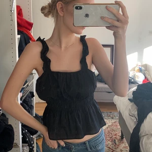 Topp - Säljer min så fina topp, köpt på hm i somras. Så så så söt och passar till allt hela året om😊kan användas till fest med smycken men även basic med ett par jeans till vardags, passar perfekt till sommaren när du är brun🌴🌴🌴😍storlek S. 