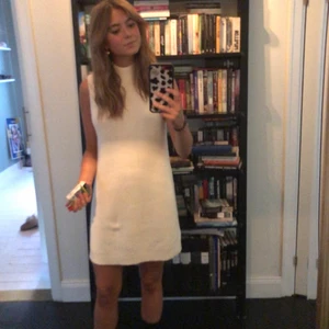 Stickad klänning  - Vit stickad klänning från Other Stories. Storlek 36, använd vid ett tillfälle så i väldigt fint skick💥