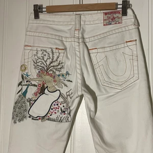 True religion jeans med tryck - Säljer mina fina lågmidjade vita true religion med tryck på baksidan då de tyvärr är för små för mig:/ midjemåttet är 73 cm, om många är intresserade blir det budgivning (lägger upp igen pga oseriös köpare)