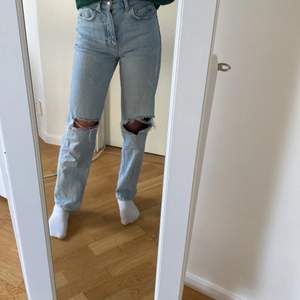 Säljer nu mina superfina jeans från Gina tricot då dom tyvärr inte kommer till användning. Super fint skick och endast använda ett få tal gånger. Storlek 30 (petite), jag är ca 158 cm lång och skulle säga att dom passar för 150-160 cm. Köpta för 400 kr och säljer för 200 kr, om det inte blir budgivning. Köpare står för frakten!💕💕
