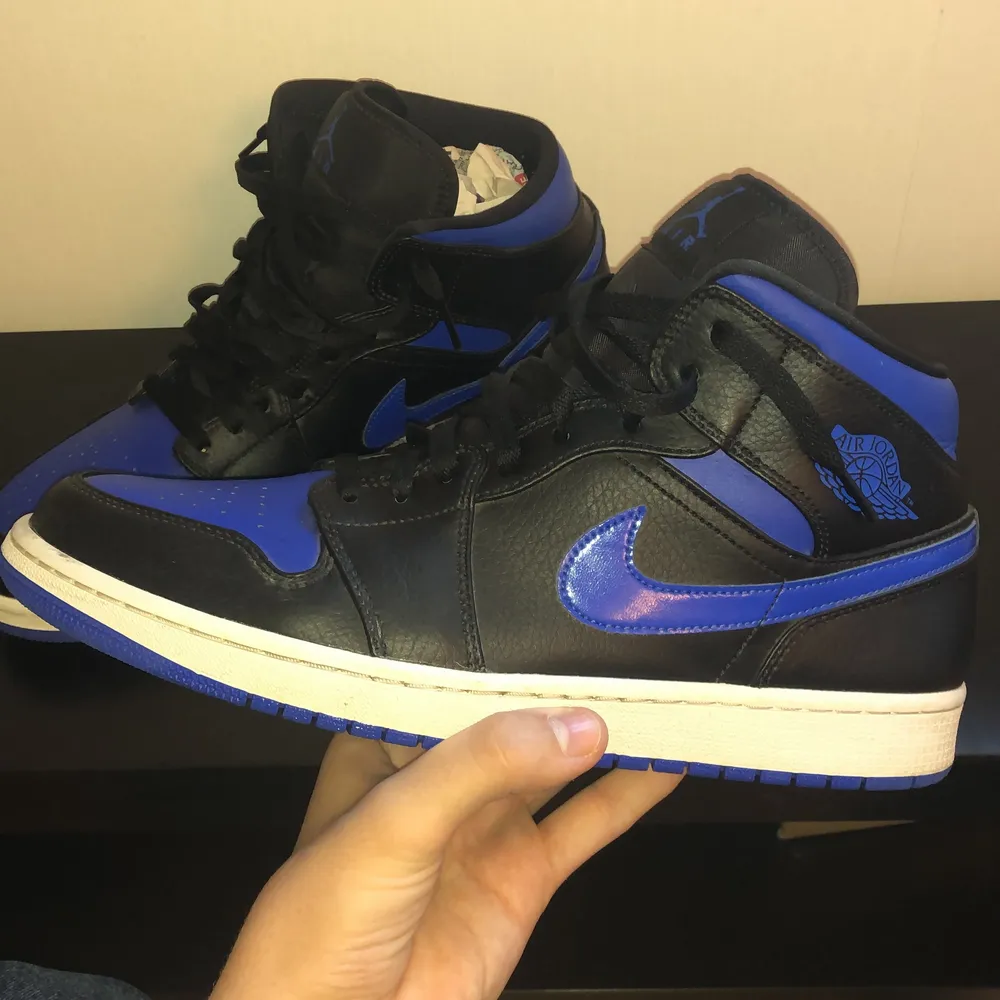 Säljer mina Air Jordan 1s, väldigt bra skick och använda fåtal gånger. Har ej används på ca ett år och de har varit ett skoblock i dem så de har hållit formen. Crease-skydd går att få med om det önskas. De verkar även vara slut i lager överrallt, förutom på stockx för 4000kr. Inköpta för 2000kr. . Skor.