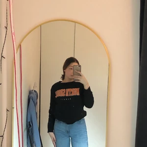 Hoodie  - Svart hoodie med orange text aldrig använd bara testad