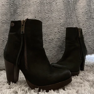 Vintage klackarskor - Vintage klackar boots som ej går att köpa längre. De är i nästan helt nyskick eftersom jag inte använt de ofta och dessutom är det både bekvämt och snyggt att ha på sig de. Passar allt och alla!!!… ops! köparen står för frakten