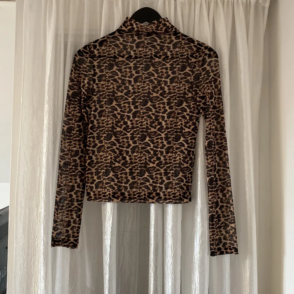 Långärmad leopard tröja från Bershka i storlek S. Använd endast en gång och är i bra skick! Frakt tillkommer🤎. Toppar.