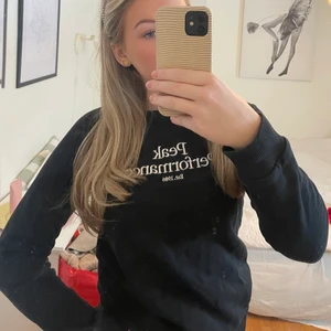 Peak performance tröja svart - Svart Peak performance tröja i storlek 160 men passar även mig som brukar ha S💕💕💕