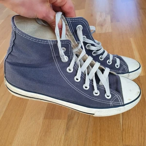 Converse  - Blåa converse. Märket har fallit bort på en av dem. Annars bra skick💕 storlek 39.