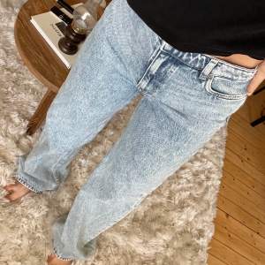 Helt nya jeans från Monki. Använda en gång. Storlek 28. Passar perfekt för mig som brukar ha storlek 36/38. 