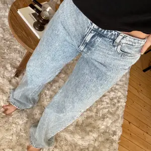 Helt nya jeans från Monki. Använda en gång. Storlek 28. Passar perfekt för mig som brukar ha storlek 36/38. 