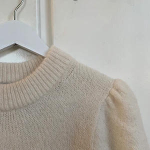 Stickad tröja från Stories!  - Jättefin kortärmad stickad tröja från &otherstories. Använd ett fåtal gånger. Lite kortare passform med puffärmar. Storlek S. 