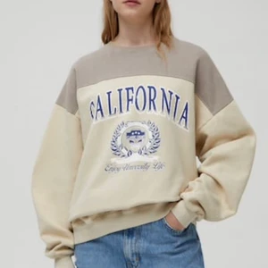 Pull&Bear Sweatshirt - Supersnygg sweatshirt från pull&bear i en brun och beige nyans. Ett tryck på framsidan som inte slits i tvätt. Använd ett fåtal gånger och superbra skick. Hör av dig med frågor eller prisförslag!🤍