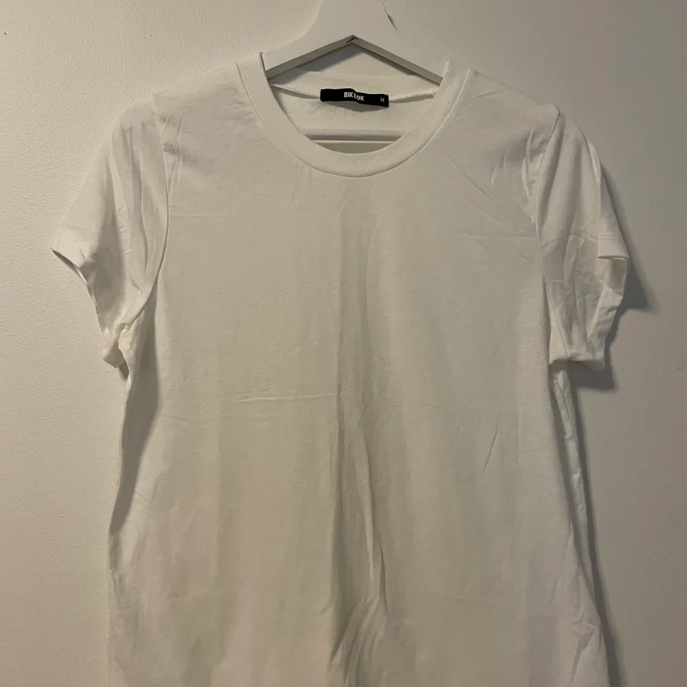 Vanlig vit snygg t-shirt från bikbok❣️. T-shirts.