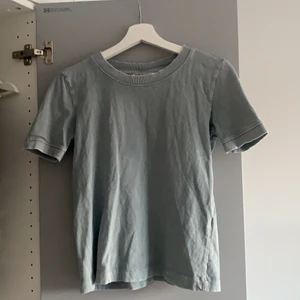 T-shorts från zara - Säljer då den inte kommer till användning. Skriv för fler bilder eller passform. Kan mötas i Stockholm annars står köparen för frakt 