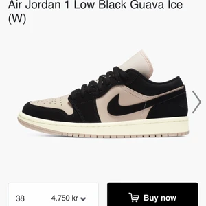Jordan 1 low (guava ice) - Säljer mina fina low jordans guava ice i väldigt bra skick. Kostar mycket som nya, säljer då jag ej använder mycket. Pris kan diskuteras och jag står för frakten💕 (har ej låda eller kvitto då jag köpte från Plick i nyskick så därför ganska ”billiga”) inte sett så många som har dessa, så lite unika! Passa på 🙏🏼💕💕
