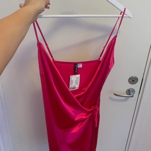 Klänning - Har köpt den på Hm men den har tyvärr bara hängt i mitt rum och aldrig använt! Så nu säljer jag den