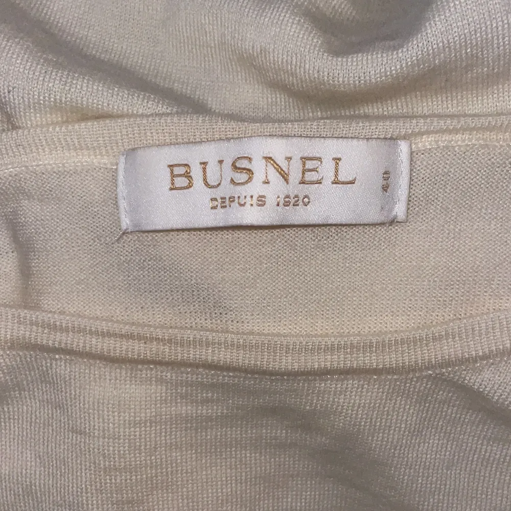 Säljer min jättefina Busnel tröja som tyvärr inte kommer till användning längre. Det är storlek 40 men skulle säga att det är som en 36💖 köparen står för frakten. Tröjor & Koftor.