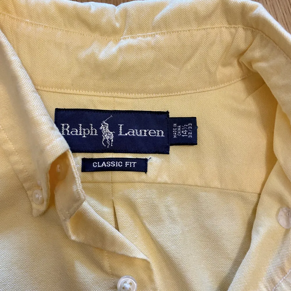 Ljusgul Ralph Lauren skjorta i herrmodell. Classic fit. Storlek EU 37 (S), USA/UK 14,5. Fint skick.. Skjortor.
