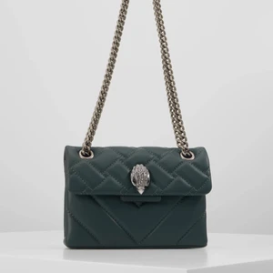 Kurt Geiger väska mini!! - Tänker sälja min super fina kurt Geiger väska i den populära gröna färgen! Knappt använd ser ut som ny, köptes i somras. Säljer den endast för ett bra pris! Köpt för ca 2000kr 💕Kontakta för fler bilder💕 Dustbag medföljer tyvärr inte då jag inte minns var jag har lagt den😅💕💕 KÖP DIREKT FÖR 1600kr💕