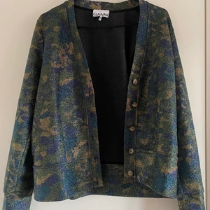 Ganni kofta - En jättefin kofta från Ganni med militärmönster. Använd fåtal gånger. Ganska liten i storleken. Nypris: 2200 kr