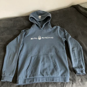 Sail Racing Hoodie i storlek 170 - Sail Racing Hoodie i mycket bra skick utan hål eller fläckar osv. Frågor eller köp? Skriv i DM