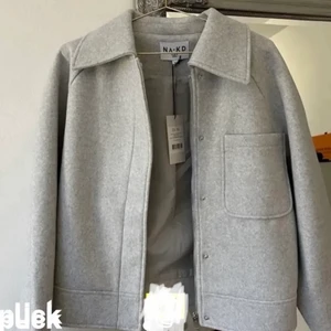 Kort kappa - Säljer nu min populära korta kappa från nakd i strl 36! Köpt här på Plick, men kommer inte till användning av mig längre. Säljer för 450kr plus spårbar frakt💗 (lånad bil)