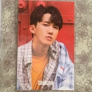 Changbin photocard - Jättebra skick, vill sälja men kan också tradea för något på min insta wl (yuqisdahlia) men tar också offer :) officiellt