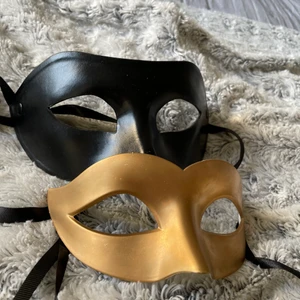 Maskerad masker - Nya masker som passar till maskeradtema, den guldiga passar bäst till tjejer och den svarta till killar