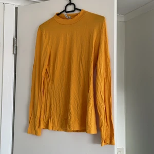 Gul tröja - Fil halvpolo tröja från Nelly, använd ett fåtal gånger🥰