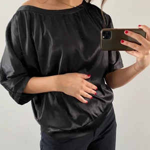 Silkes blus - Snygg svart silkestopp i storlek xs för 50kr, frakt tillkommer🌼 Skulle säga att blusen är stor i storleken och skulle även passa upp till storlek M🌼