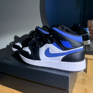 Jordan 1 mid - Jordan 1 mid (white, black racer blue). Säljer mina jordans för de kommer ej till användning längre. Originalbox finns och skulle säga condition 6-7/10. (Pris går att diskuteras)💗