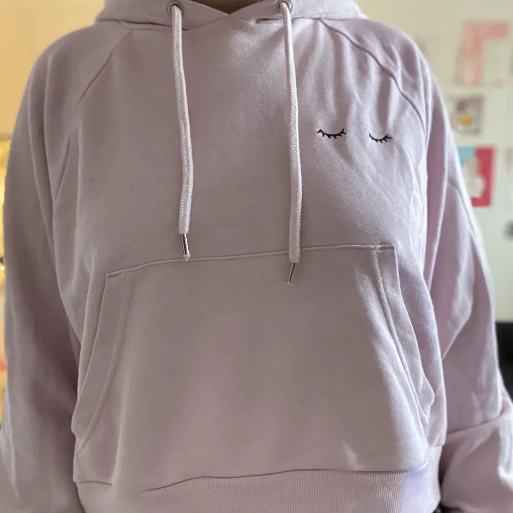 Ljusrosa Hoodie från monki med små detaljer (två små slutna ögon). Jättemysig och bekväm! Inga defekter. Storlek XS men sitter ändå rätt stort o löst. Hoodies.