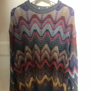 Sjukt fet stickad tröja!! - Jävligt fet stickad tröja i sjukt fina färger. Perfekt använt skick, inga defekter. Sitter lite löst, men samtidigt inte. Sitter som storlek L men skulle även passa M. Möts i Malmö och tar Swish, står ej för frakt eller postens slarv(: 