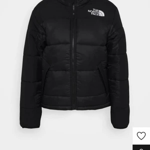 The North Face jacka storlek s - Superfin och trendig jacka från The North Face i storlek s! Endast använd en säsong och är därför iprincip i nyskick. Priset jag köpte den för var 2395kr😁 Bara att höra av dig om du vill ha fler bilder, mått eller liknande☺️💗💗