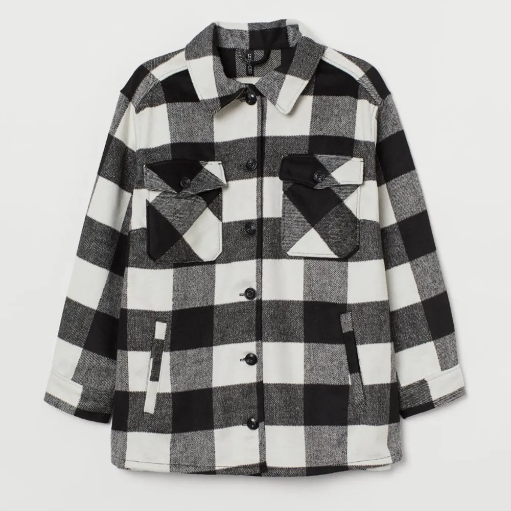 Fin rutig skjortjacka ifrån H&M, perfekt till hösten! Den är använd men i väldigt fint skick, hör av er för frågor eller fler bilder🥰💞 (köparen står för frakten). Jackor.