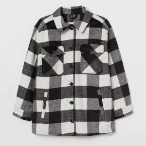 Fin rutig skjortjacka ifrån H&M, perfekt till hösten! Den är använd men i väldigt fint skick, hör av er för frågor eller fler bilder🥰💞 (köparen står för frakten)
