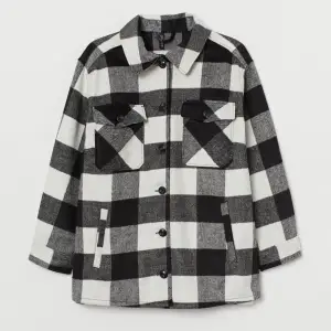 Fin rutig skjortjacka ifrån H&M, perfekt till hösten! Den är använd men i väldigt fint skick, hör av er för frågor eller fler bilder🥰💞 (köparen står för frakten)