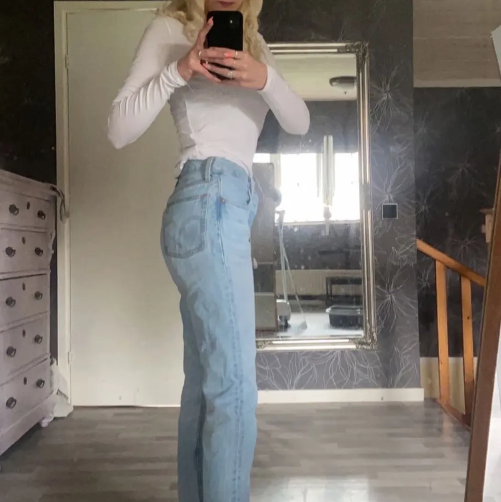 Säljer mina oanvända levis jeans pga de är förstora för mig och känner mig tyvärr inte bekväm me de.. Nypris 1199kr säljer för 550kr Strl 34/36 . Jeans & Byxor.