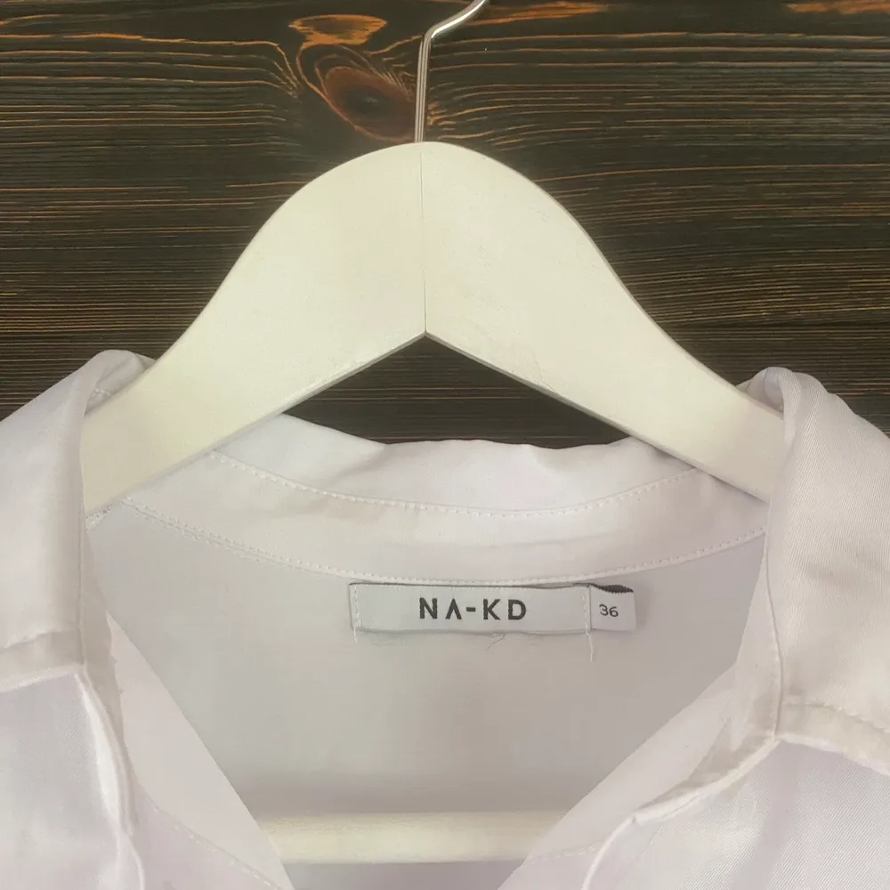 Säljer min balla skjorta med tryck på baksidan från NA-KD i storlek 36. Använd ett fåtal gånger. Passformen är normal. Priset är exklusive frakt💙. Skjortor.